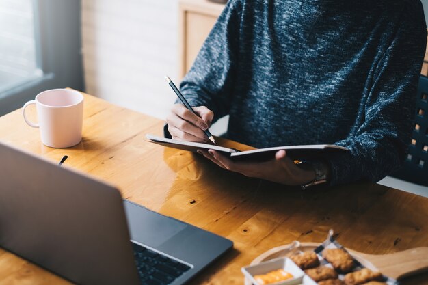 Los estudiantes aprenden en casa con lecciones en línea por computadora portátil. El e-learning, la educación en línea, la educación y el distanciamiento social en Internet protegen del concepto de virus COVID-19.