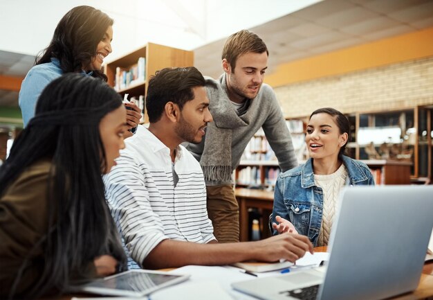 Estudiantes de aprendizaje y discusión en la biblioteca universitaria para proyectos de investigación educación y asignación trabajo en equipo grupo de estudio de diversidad y personas con lluvia de ideas en la universidad para la preparación del examen