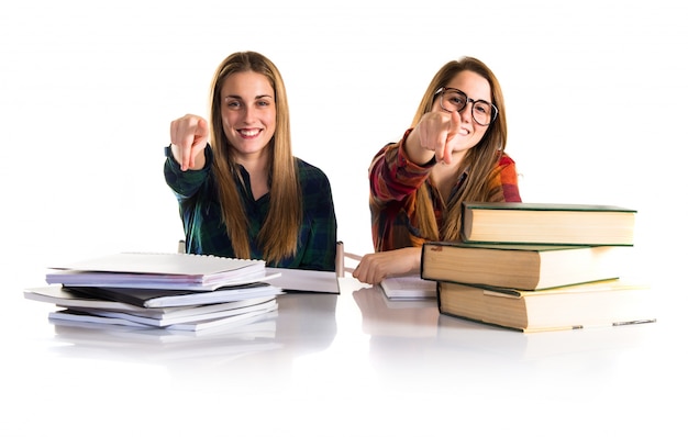 Estudiantes apuntando al frente