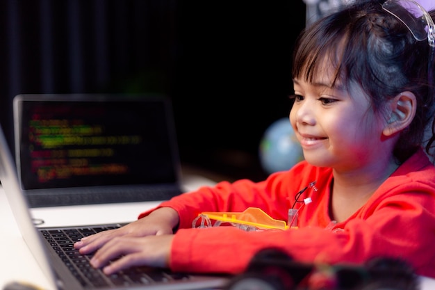 Los estudiantes de Asia aprenden en casa codificando autos robot y cables de placas electrónicas en STEM STEAM matemáticas ingeniería ciencia tecnología código informático en robótica para niños concepto