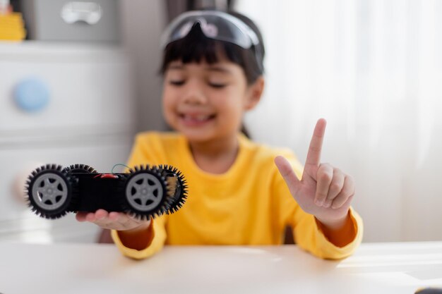 Los estudiantes de Asia aprenden en casa codificando autos robot y cables de placas electrónicas en STEM STEAM matemáticas ingeniería ciencia tecnología código informático en robótica para niños concepto