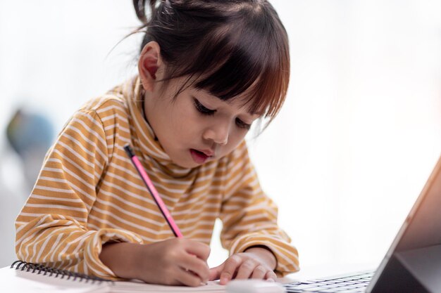 Estudiantes asiáticas en clases de aprendizaje en línea estudian en línea con Tablet en casa