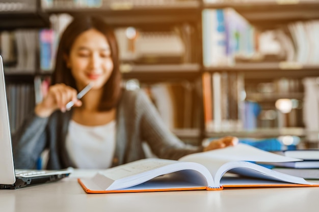 Las estudiantes asiáticas están leyendo y discutiendo sobre la preparación del examen, pensando en las pruebas de preguntas