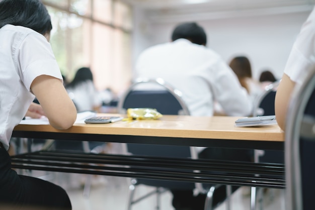 Estudiantes asiáticos que toman un examen