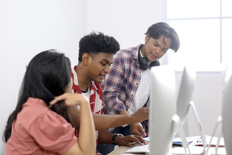 Foto estudiantes asiáticos trabajando en la sala de computadoras de la universidad
