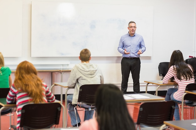 Estudiantes atentos con el maestro en el aula