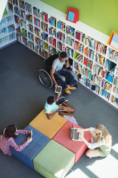 Foto estudiantes atentos que estudian en la biblioteca