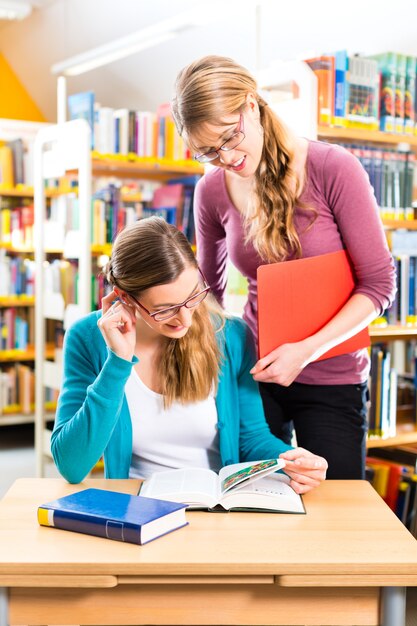 Los estudiantes en la biblioteca son un grupo de aprendizaje.