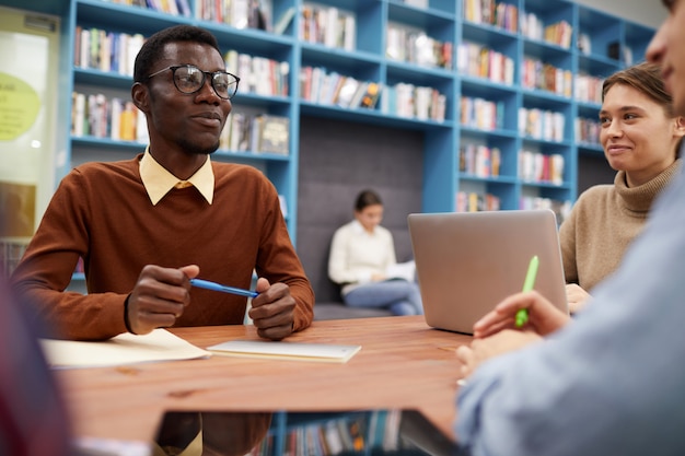 Estudiantes en la biblioteca de la universidad