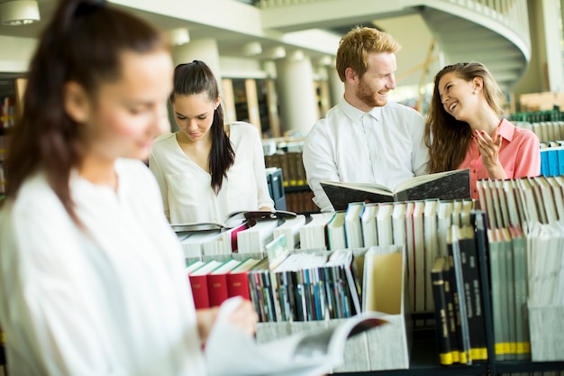 Estudiantes en la biblioteca