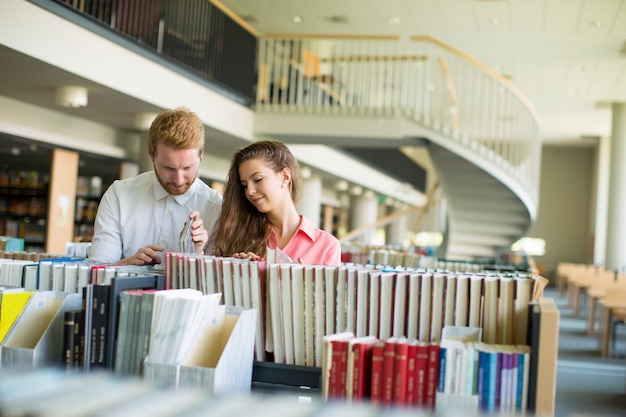 Estudiantes en la biblioteca