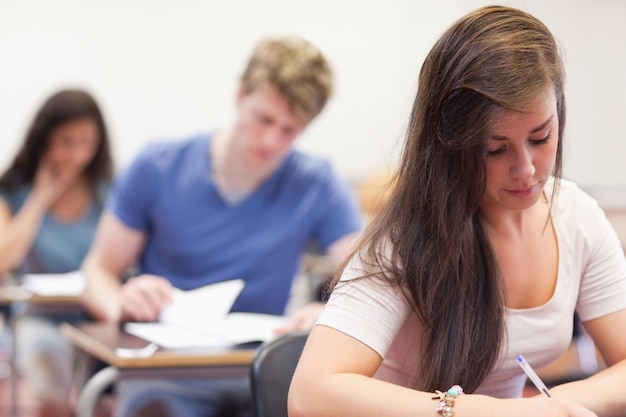 Estudiantes bien parecidos teniendo una prueba