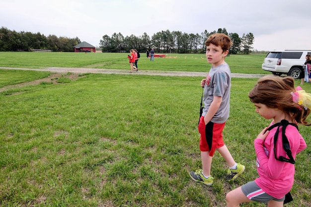 Foto estudiantes caminando por el campo de juego