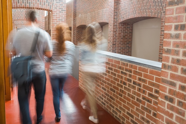 Estudiantes caminando juntos en el pasillo