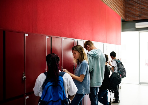 Estudiantes en los casilleros