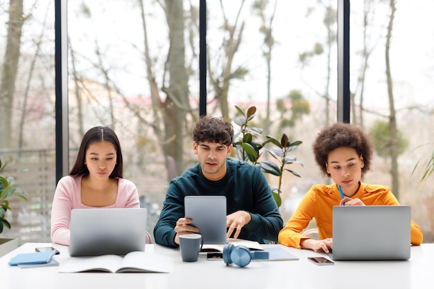 Foto los estudiantes se centraron en estudiar con portátiles y tabletas