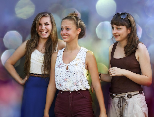 Estudiantes chicas divirtiéndose afuera