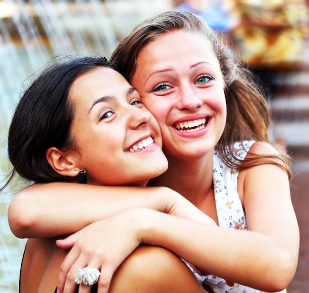 Estudiantes chicas divirtiéndose afuera