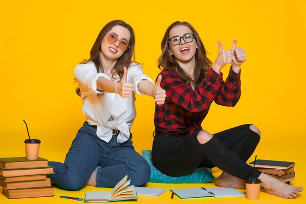 Estudiantes chicas Mujer joven feliz Estudiantes en amarillo Estudiante en la universidad