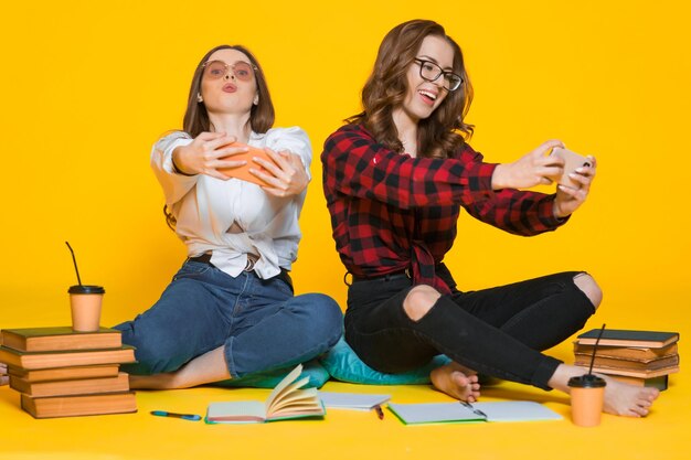 Estudiantes chicas Mujer joven feliz Estudiantes en amarillo Estudiante en la universidad