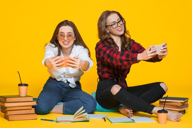 Estudiantes chicas Mujer joven feliz Estudiantes en amarillo Estudiante en la universidad