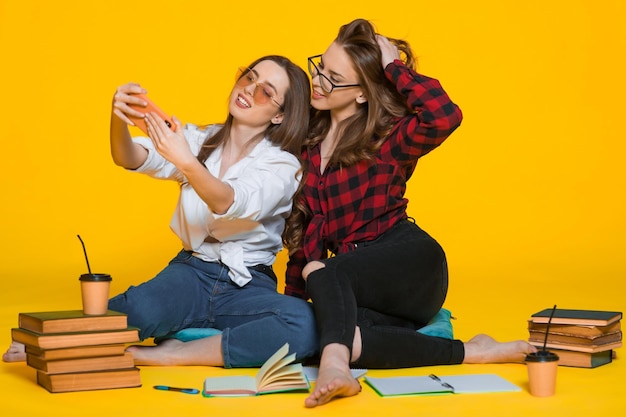 Estudiantes chicas Mujer joven feliz Estudiantes en amarillo Estudiante en la universidad