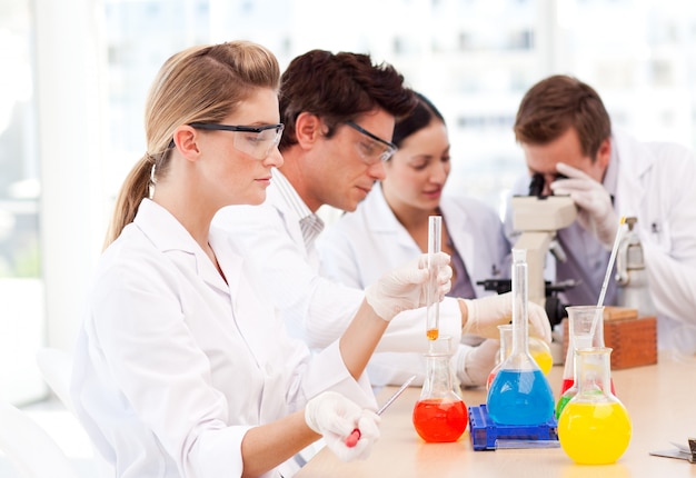 Estudiantes de ciencias en un laboratorio