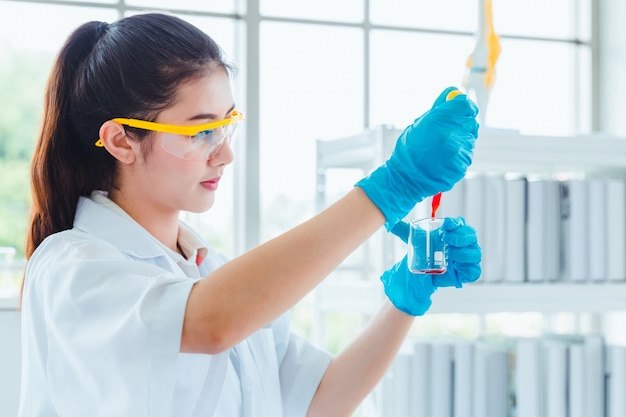 Estudiantes de ciencias de primer plano que trabajan con químicos en el laboratorio