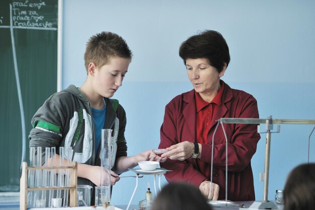 estudiantes de ciencias y química en la escuela