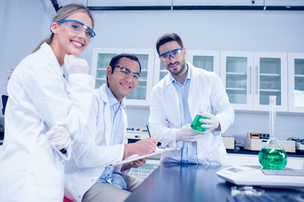 Foto estudiantes de ciencias trabajando juntos en el laboratorio