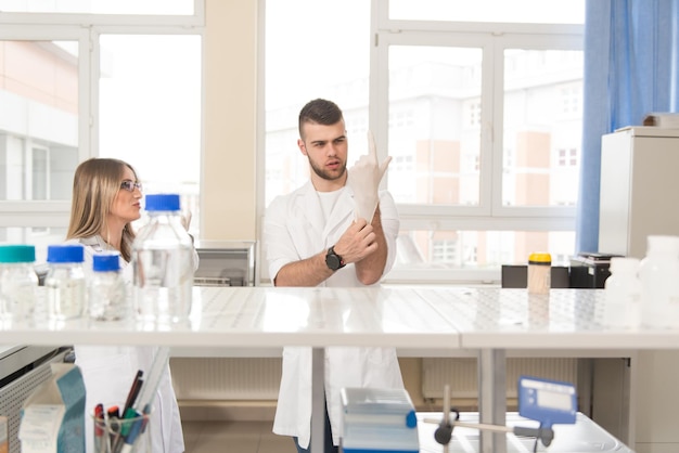 Estudiantes científicos trabajando en laboratorio