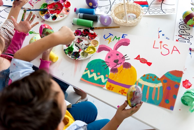 Foto estudiantes clase de arte pintura pascua conejo imaginación aprendizaje