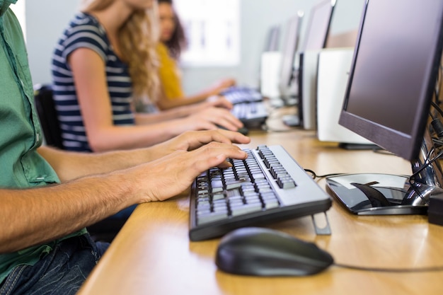 Foto estudiantes en clase de computación