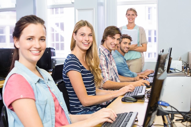 Estudiantes en clase de computación