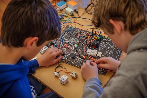 Estudiantes colaborando en un proyecto de circuito