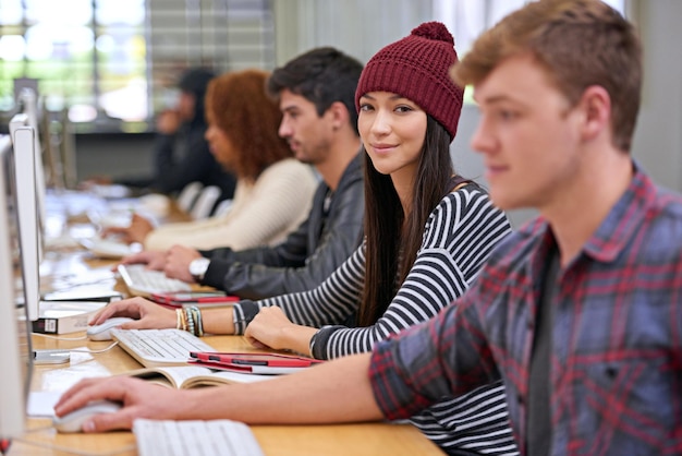 Estudiantes de computadora y retrato en la biblioteca para la educación de estudio y el cuestionario universitario con teclado Gente tecnología y notas en el campus de la escuela para la investigación universitaria y el aprendizaje con beca