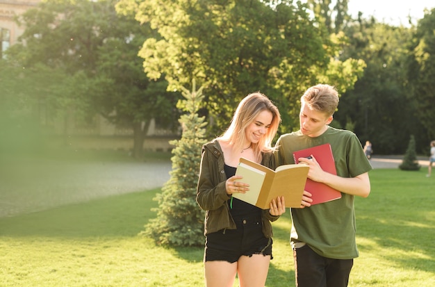 Estudiantes conversando en el parque.