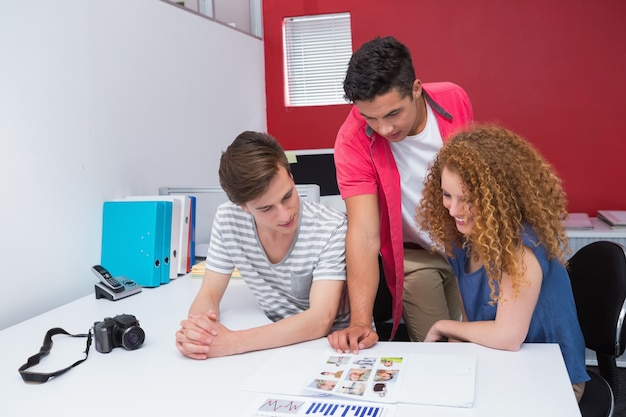 Foto estudiantes creativos trabajando con fotos