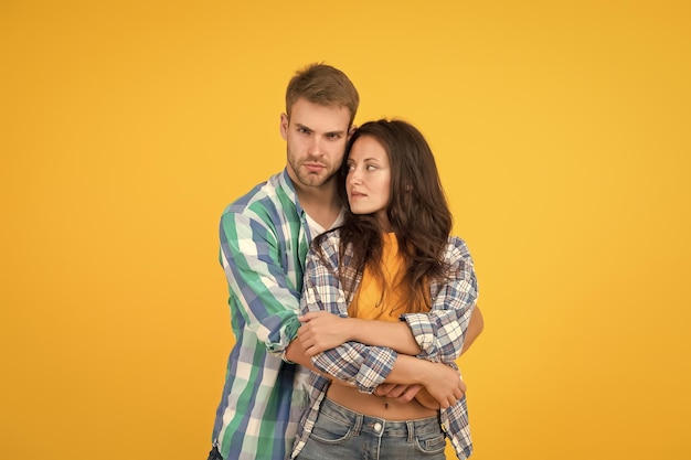 Estudiantes despreocupados pasan el rato juntos Amor y romance Hombre y chica Pareja enamorada Pareja sexy camisas a cuadros Aparencia familiar Vestidos a juego Temporada de verano Tienda de ropa de moda Pareja moderna