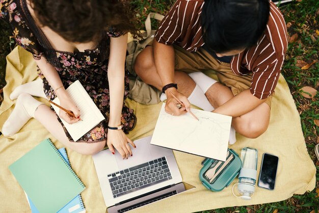 Foto estudiantes dibujando bocetos en cuadernos