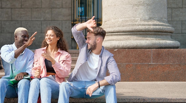 Estudiantes de diferentes nacionalidades dándose unos a otros un fiv alto