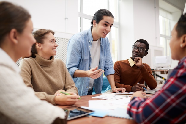 Estudiantes discutiendo proyecto grupal