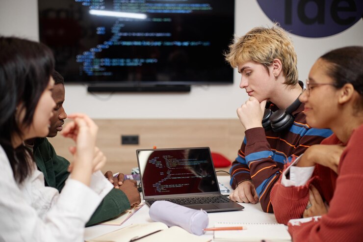 Foto estudiantes discutiendo un proyecto en grupo sobre ti