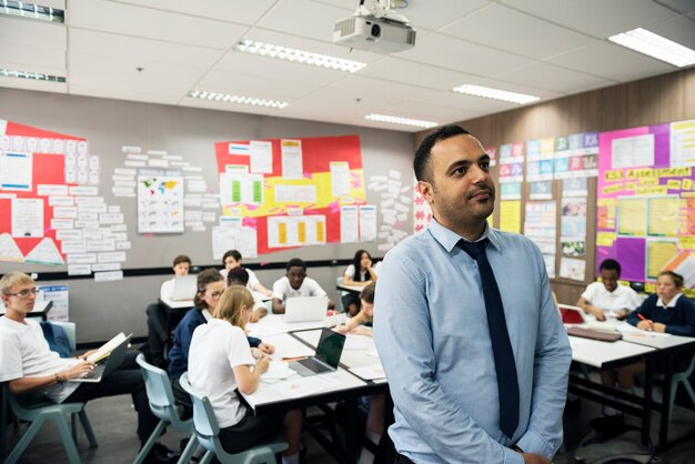 Foto estudiantes de diversidad aprendiendo en el aula