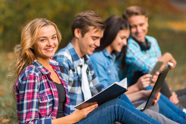 Estudiantes divertidos, organizaron un momento divertido para pasear por el parque.