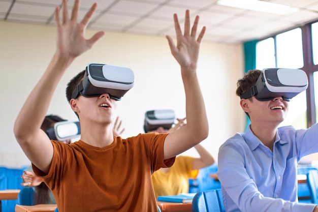 Estudiantes divirtiéndose con auriculares vr de nueva tecnología en el aula