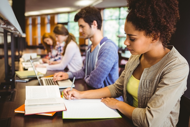 Foto estudiantes enfocados sentados en una escritura de línea