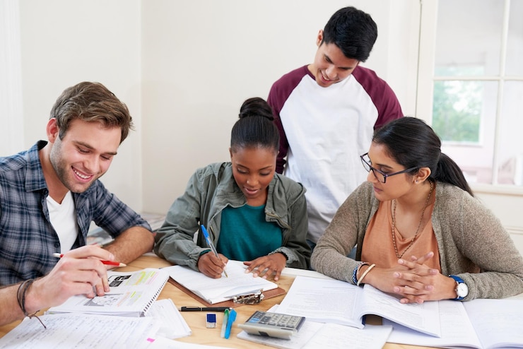 Foto estudiantes en equipo y notas de escritura en la universidad para aprender conocimiento o lluvia de ideas juntos amigos de la universidad y personas felices estudiando para la educación de la información y ayuda para el examen de matemáticas en clase