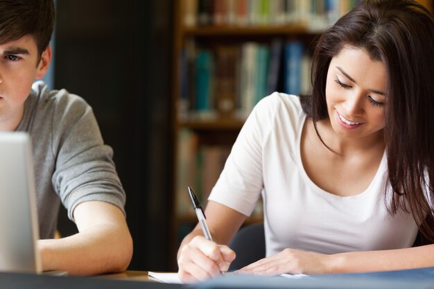 Estudiantes escribiendo un papel