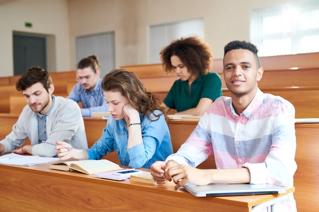 Estudiantes en el escritorio